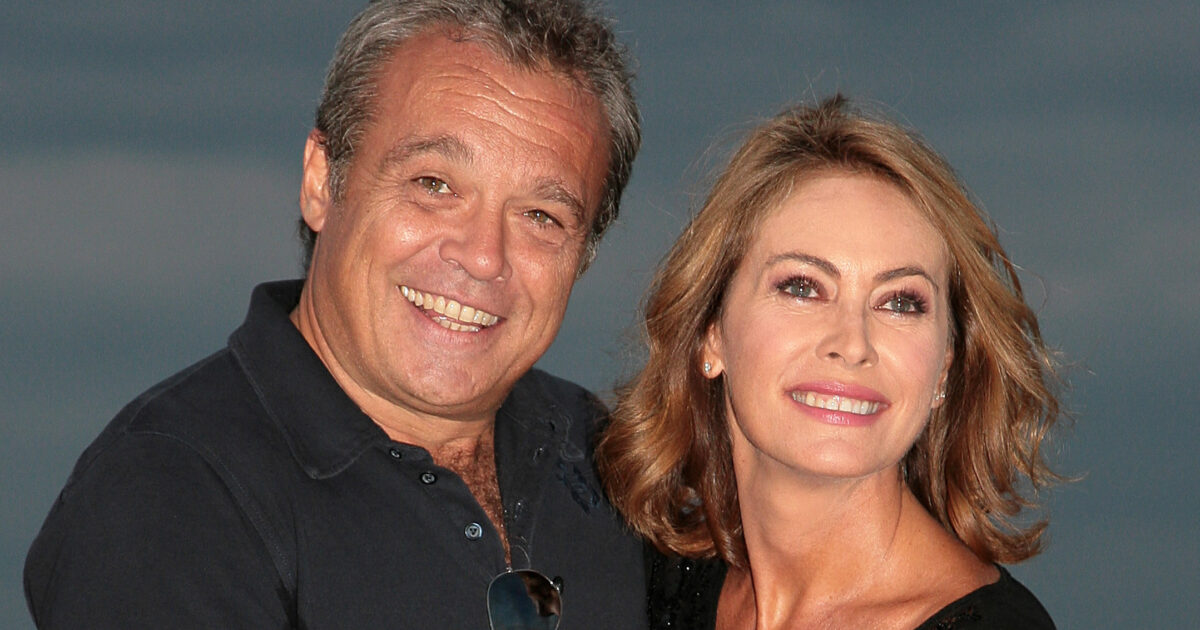 Claudio Amendola e Elena Sofia Ricci scintille su “I Cesaroni”. Lui: “Ci hanno detto ‘arrivederci e grazie, ci fa schifo”. La replica: “Chi ti vuole bene non ti ferisce” Claudio Amendola e Elena Sofia Ricci scintille su “I Cesaroni”. Lui: “Ci hanno detto ‘arrivederci e grazie, ci fa schifo”. La replica: “Chi ti vuole bene non ti ferisce”