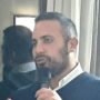 Copertina di Auto sbanda e colpisce tre amici al bar a Bagno di Romagna, morto il consigliere comunale Gabriele Nuzzolo