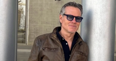 Copertina di “I belli come me devono lavorare il doppio per dimostrare. In amore ho sempre sofferto come un cane”: la rivelazione dell’inviato di “Striscia la Notizia” Jimmy Ghione