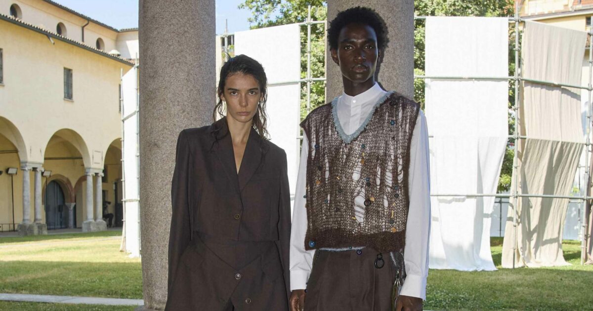 Modella sviene nel backstage prima di una sfilata della Milano Fashion Week: portata via in ambulanza Modella sviene nel backstage prima di una sfilata della Milano Fashion Week: portata via in ambulanza