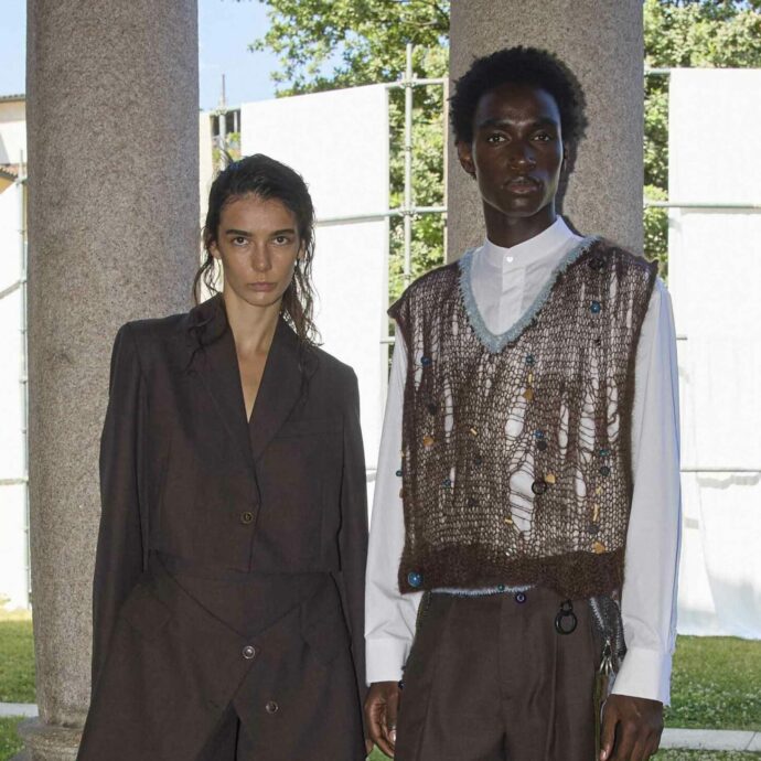 Modella sviene nel backstage prima di una sfilata della Milano Fashion Week: portata via in ambulanza