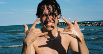 Copertina di “Ho lavorato per trovare un equilibrio. Vivo a Vicenza, non più a Milano, sto lontano dal caos e faccio la mia musica, mi diverto”: lo rivela Sangiovanni – IL VIDEO