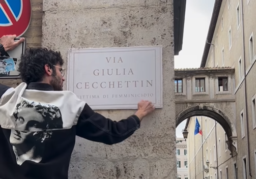 Tre vie di Roma deidcate a Ilaria Sula, Giulia Cecchettin e Laura Papadia, il gesto di ‘Poeta della Serra’: “Protesta delicata, ma potente. Il patriarcato esiste” Tre vie di Roma deidcate a Ilaria Sula, Giulia Cecchettin e Laura Papadia, il gesto di ‘Poeta della Serra’: “Protesta delicata, ma potente. Il patriarcato esiste”