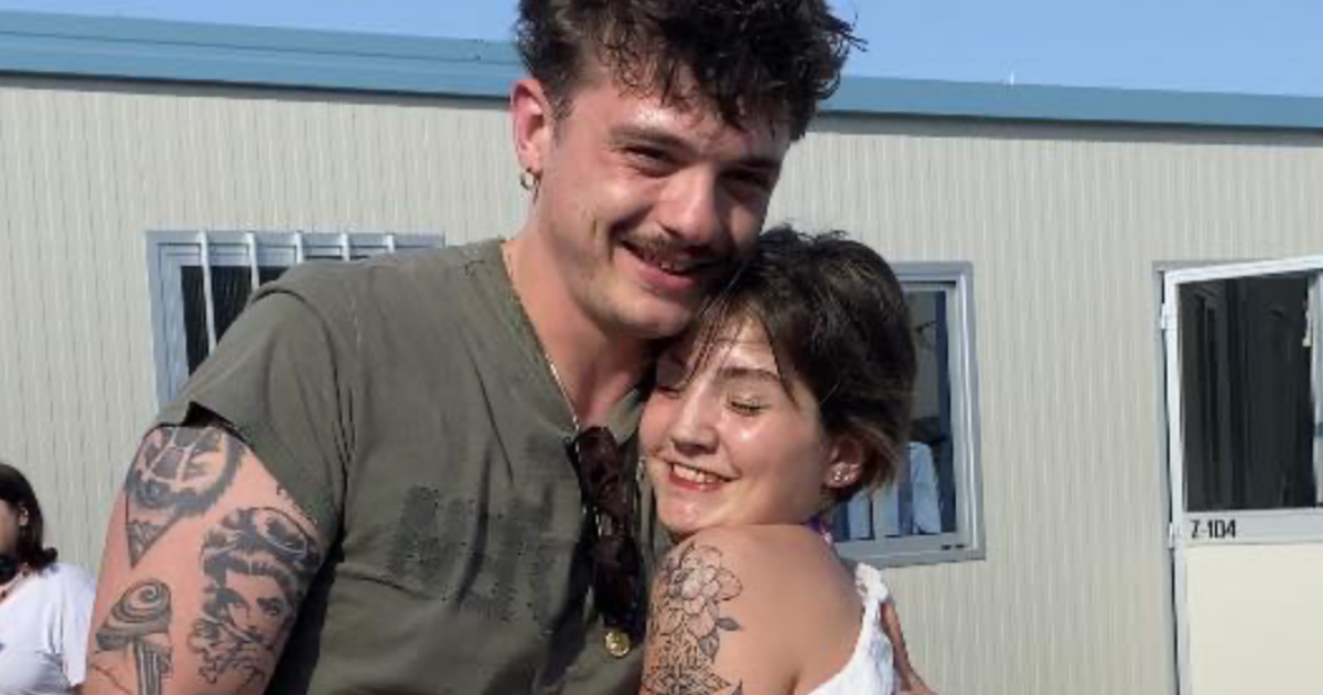 Si sveglia dal coma con le canzoni di Olly: “Quando ci siamo incontrati ed ho sentito la sua voce, era come se lo conoscessi da una vita”. La storia di Aurora Angeli