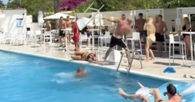 Copertina di Donna brutalmente stordita da una sedia durante una rissa a bordo piscina. Il personale interviene – IL VIDEO