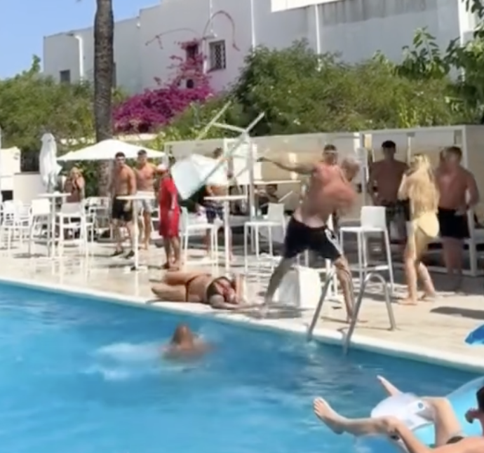 Donna brutalmente stordita da una sedia durante una rissa a bordo piscina. Il personale interviene – IL VIDEO