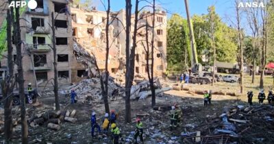 Copertina di Attacco russo a Kiev, colpiti edifici residenziali e un centro commerciale: 6 morti – Video