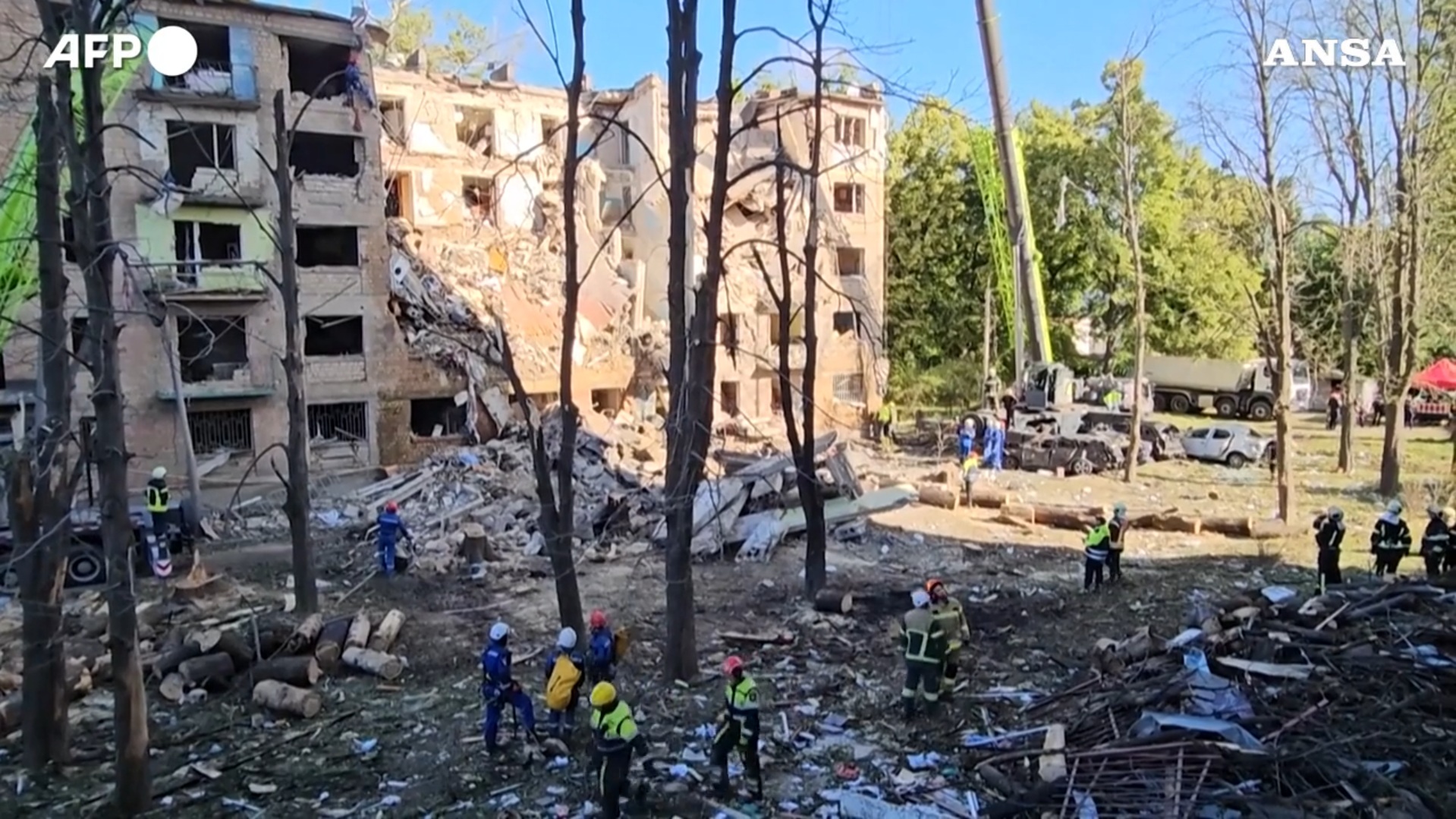 attacco russo a kiev colpiti edifici residenziali e un centro commerciale 6 morti 8211 video