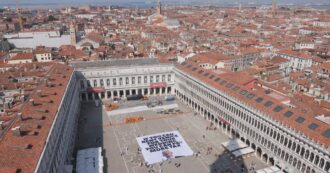 Copertina di Protesta contro Bezos, maxi-striscione in piazza San Marco: “Se puoi affittare Venezia, puoi pagare più tasse”