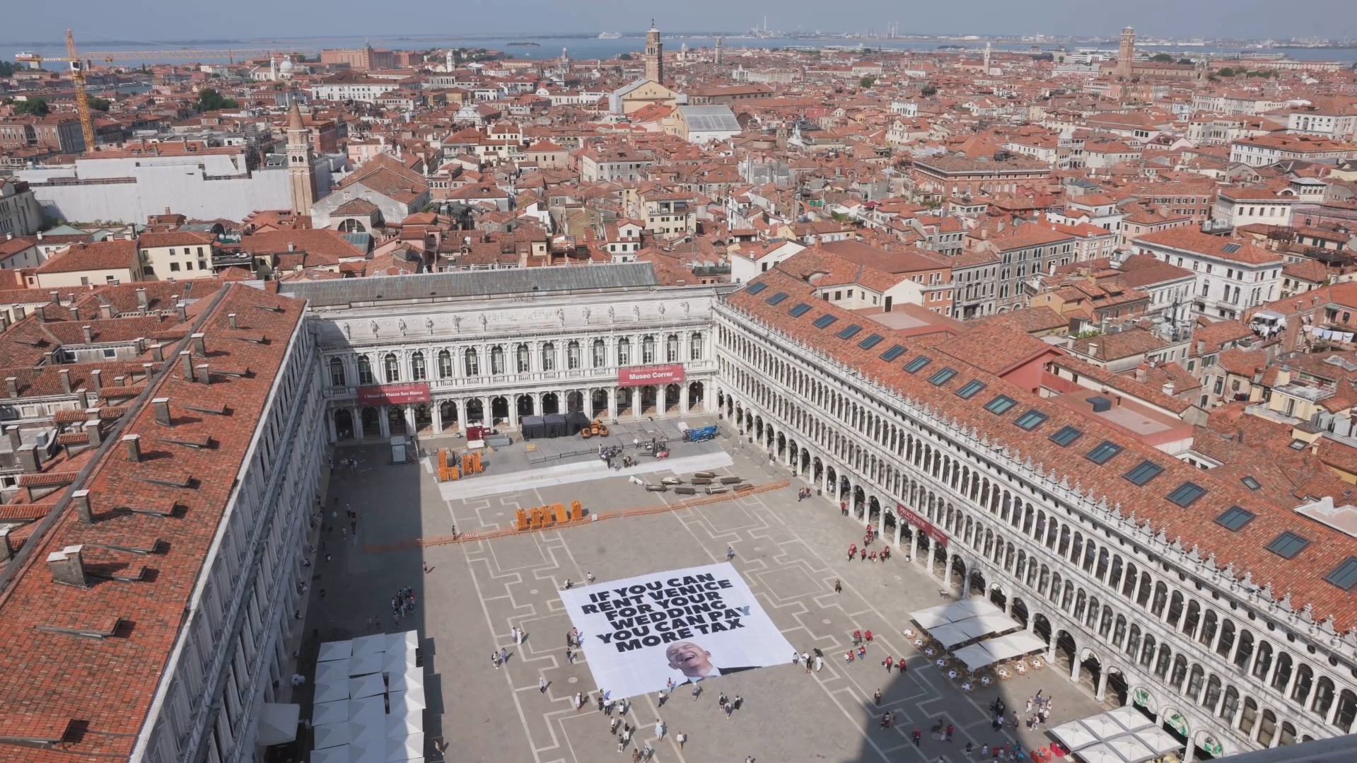 Protesta contro Bezos, maxi striscione in piazza San Marco: “Se puoi affittare Venezia, puoi pagare più tasse” Protesta contro Bezos, maxi striscione in piazza San Marco: “Se puoi affittare Venezia, puoi pagare più tasse”