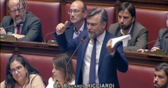 Copertina di Ricciardi (M5s) a Meloni: “Non ha il coraggio di citare Trump. Non ci fa la lezioncina sull’aggredito e l’aggressore?”