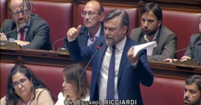 Copertina di Ricciardi (M5s) a Meloni: “Non ha il coraggio di citare Trump. Non ci fa la lezioncina sull’aggredito e l’aggressore?”