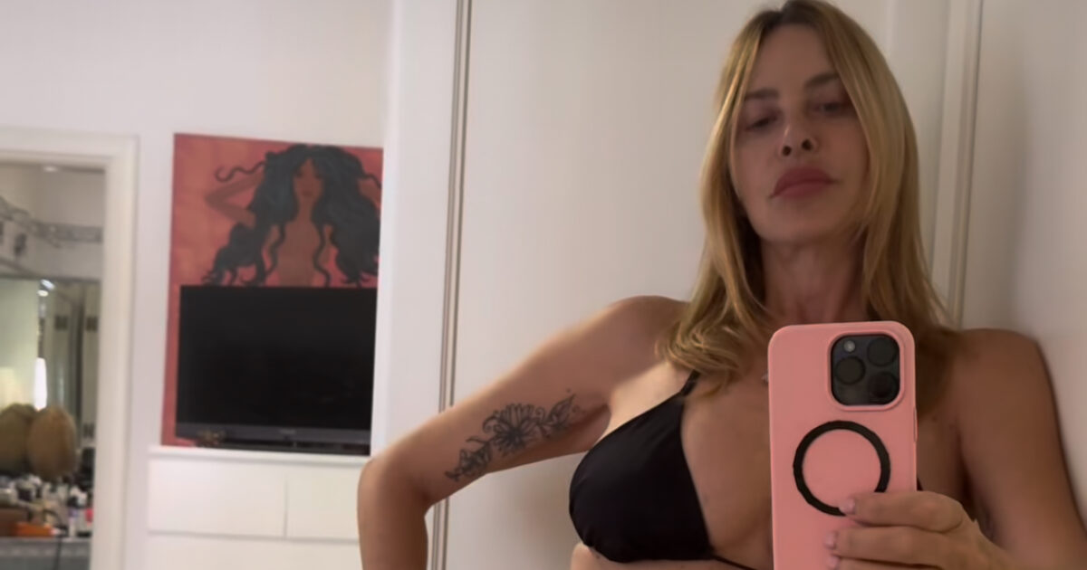 “Sono vittima di bigottismo e cattiveria sui social. Ogni età ha la sua bellezza”: Stefania Orlando risponde in costume alle critiche degli haters