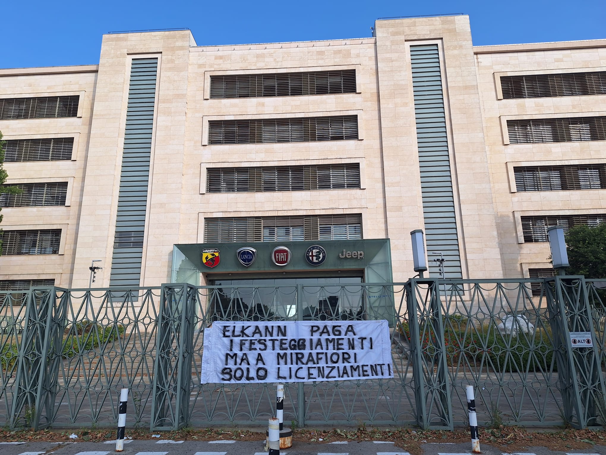 stellantis striscione contro elkann fuori dalla sede di torino a mirafiori solo licenziamenti 8211 video