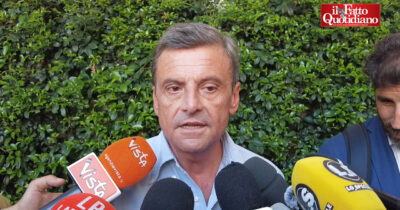 Copertina di Calenda: “La risoluzione del M5s sembra scritta da Putin: come si fa un’alternativa di governo così?”