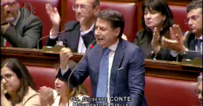 Copertina di Conte a Meloni: “Italia centrale nella politica estera? Ridicolo. Garantisca che non ci lasceremo coinvolgere nell’escalation”