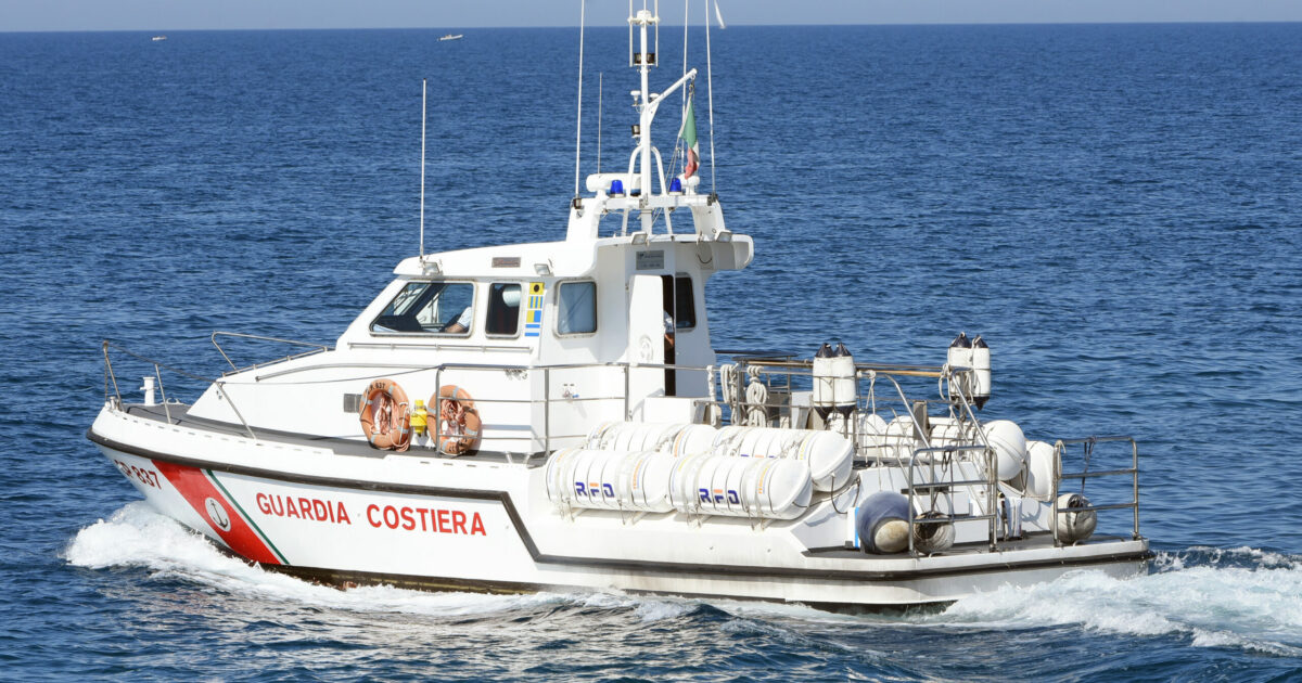 Entra in mare con il materassino e sparisce tra le onde: 72enne ritrovato senza vita dopo 24 ore di ricerche Entra in mare con il materassino e sparisce tra le onde: 72enne ritrovato senza vita dopo 24 ore di ricerche