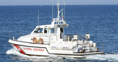 Copertina di Entra in mare con il materassino e sparisce tra le onde: 72enne ritrovato senza vita dopo 24 ore di ricerche