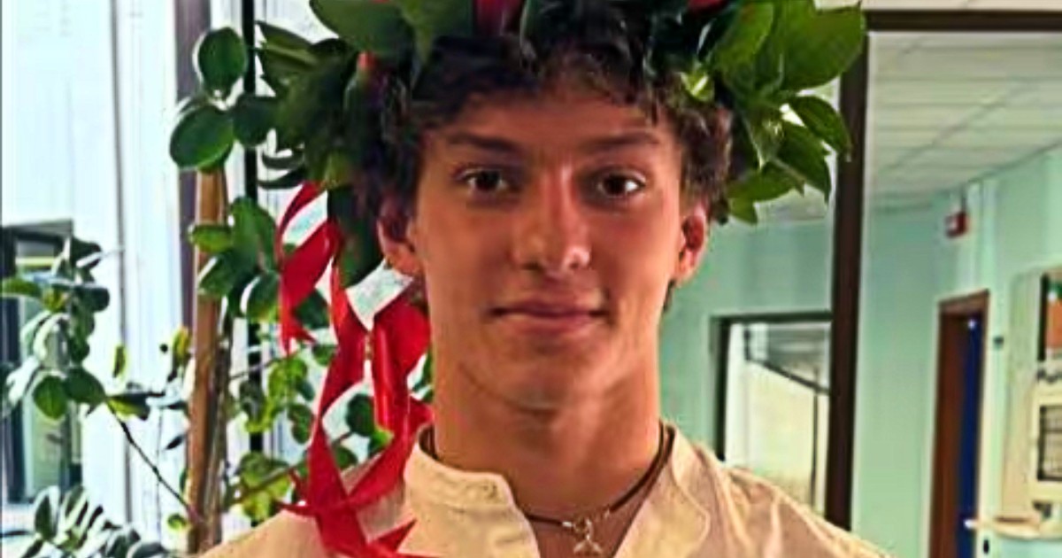 Kimi Antonelli supera gli esami di maturità: l’annuncio con tanto di corona d’alloro, ora il ritorno in pista Kimi Antonelli supera gli esami di maturità: l’annuncio con tanto di corona d’alloro, ora il ritorno in pista