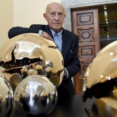 Copertina di Arnaldo Pomodoro, il maestro delle alte “Sfere”