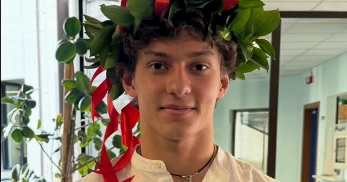 200 un8217usanza pacchiana genitori oppressivi il professor maggi attacca la corona d8217alloro dopo l8217esame di maturit224