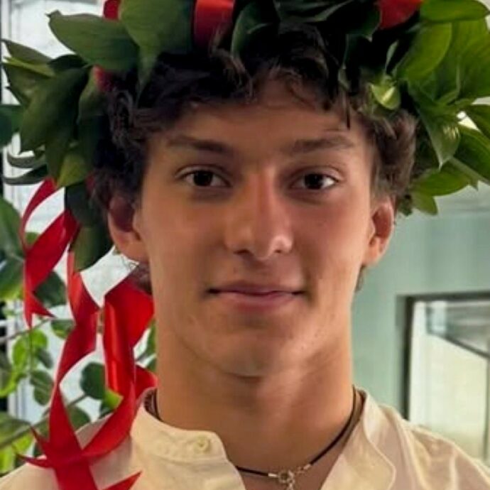 “È un’usanza pacchiana. Genitori oppressivi”: il professor Maggi attacca la corona d’alloro dopo l’esame di maturità