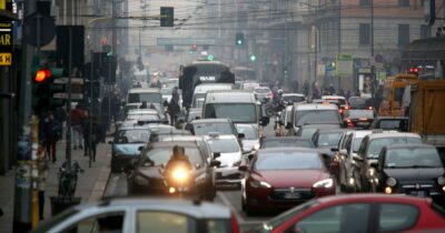 Copertina di L’inquinamento atmosferico è il nuovo tabacco: ridurlo è questione di giustizia sociale