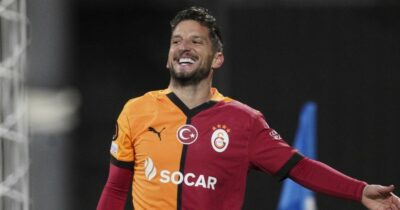 Copertina di Mertens annuncia il ritiro con un messaggio per Hamsik: “Ho smesso con il calcio, ma rimetto le scarpe per te”