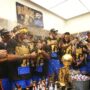 Copertina di “Nessuno di noi sapeva farlo, abbiamo guardato un tutorial”: Oklahoma è campione NBA, ma i giocatori non riescono a stappare lo champagne