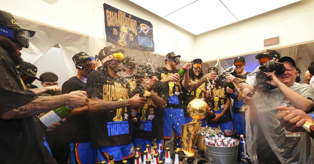 “Nessuno di noi sapeva farlo, abbiamo guardato un tutorial”: Oklahoma è campione NBA, ma i giocatori non riescono a stappare lo champagne “Nessuno di noi sapeva farlo, abbiamo guardato un tutorial”: Oklahoma è campione NBA, ma i giocatori non riescono a stappare lo champagne