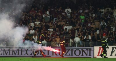 Copertina di Figuraccia nei play-out di Serie B: fumogeni e seggiolini in campo, Salernitana retrocessa a tavolino e Sampdoria salva