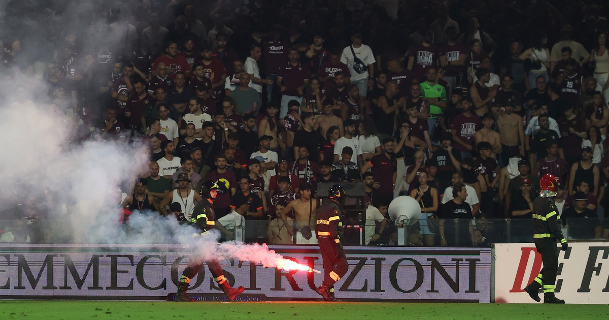figuraccia nei play out di serie b fumogeni e seggiolini in campo salernitana retrocessa a tavolino e sampdoria salva