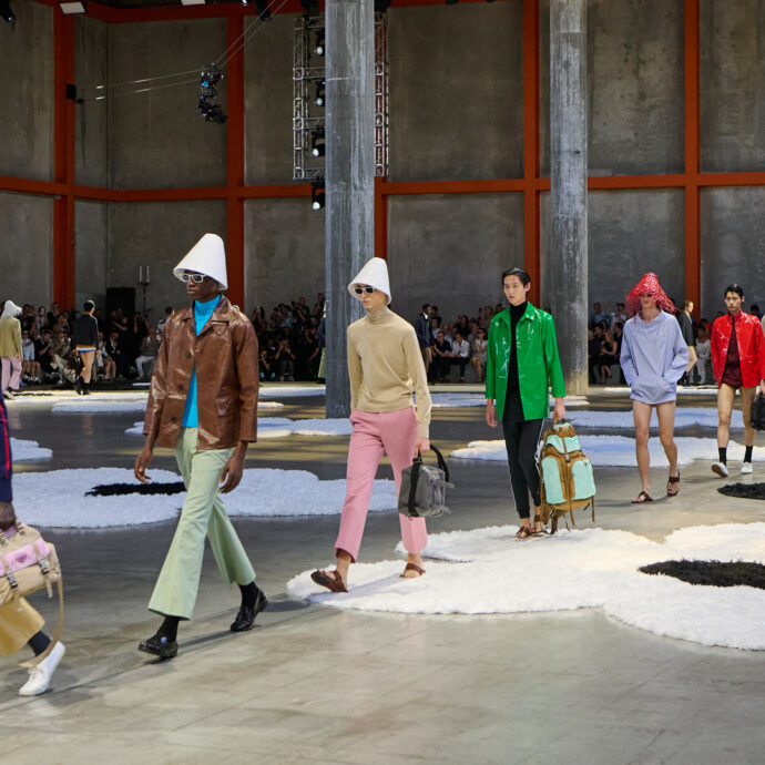 Dai tappeti floreali di Prada al blu pantesco di Armani: a Milano la moda uomo resiste alla guerra e racconta un mondo sospeso tra sogno e crisi