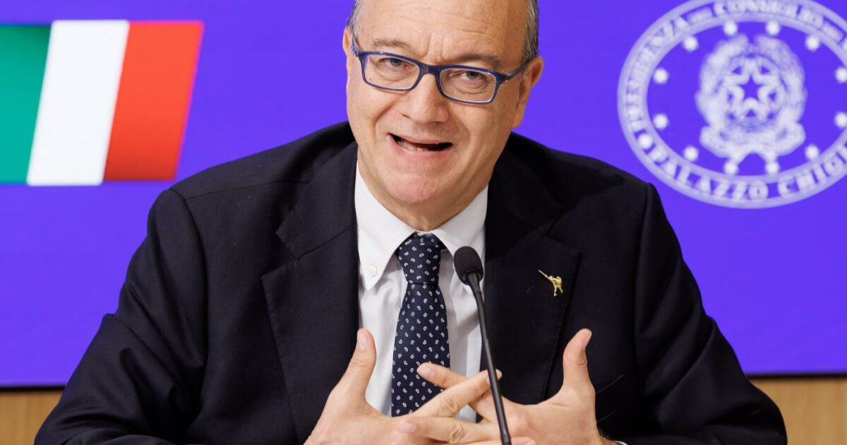 “Niente educazione sessuale a scuola senza il consenso scritto dei genitori”: il ddl Valditara scatena le opposizioni “Niente educazione sessuale a scuola senza il consenso scritto dei genitori”: il ddl Valditara scatena le opposizioni