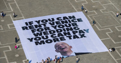 Copertina di Jeff Bezos costretto a spostare il matrimonio all’Arsenale di Venezia per motivi di sicurezza, Cacciari: “4 scappati di casa hanno cambiato l’agenda di uno degli uomini più ricchi del pianeta”