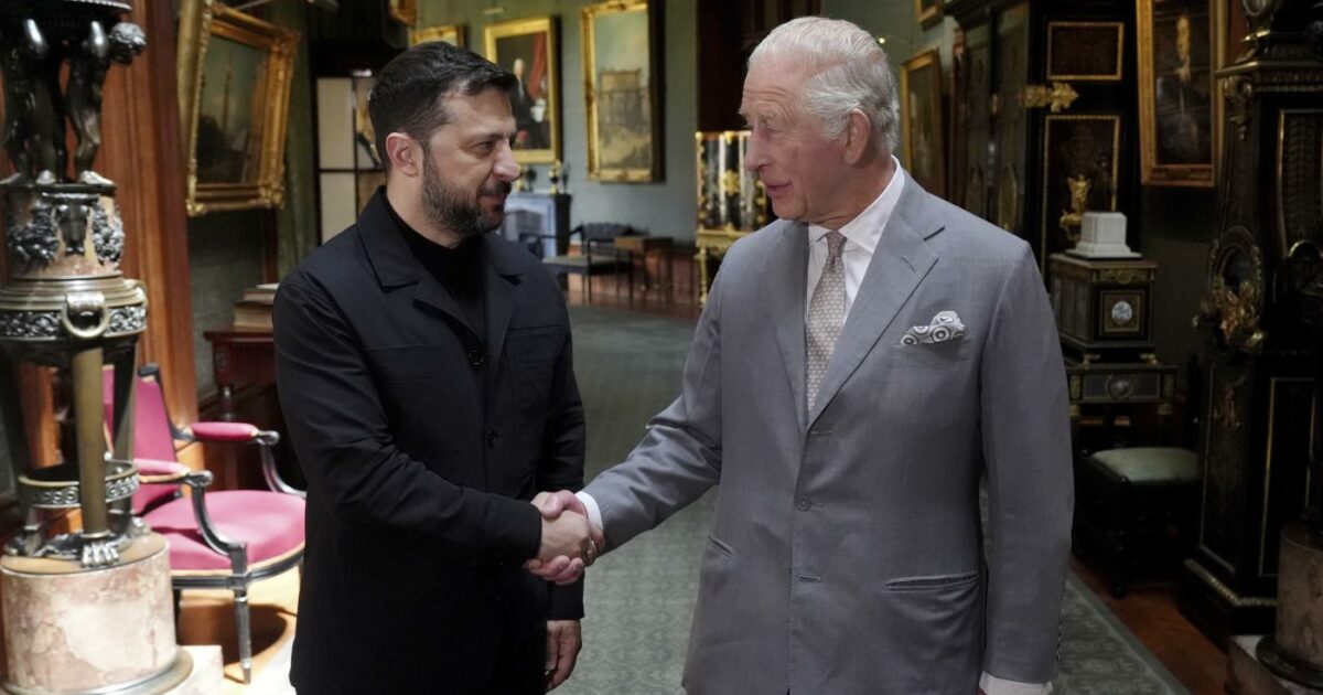 Re Carlo invita Zelensky al castello di Windsor: il presidente ucraino lascia la divisa militare e si mette la giacca per l’occasione Re Carlo invita Zelensky al castello di Windsor: il presidente ucraino lascia la divisa militare e si mette la giacca per l’occasione