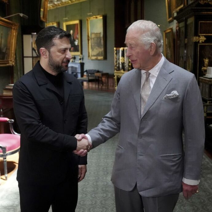 Re Carlo invita Zelensky al castello di Windsor: il presidente ucraino lascia la divisa militare e si mette la giacca per l’occasione