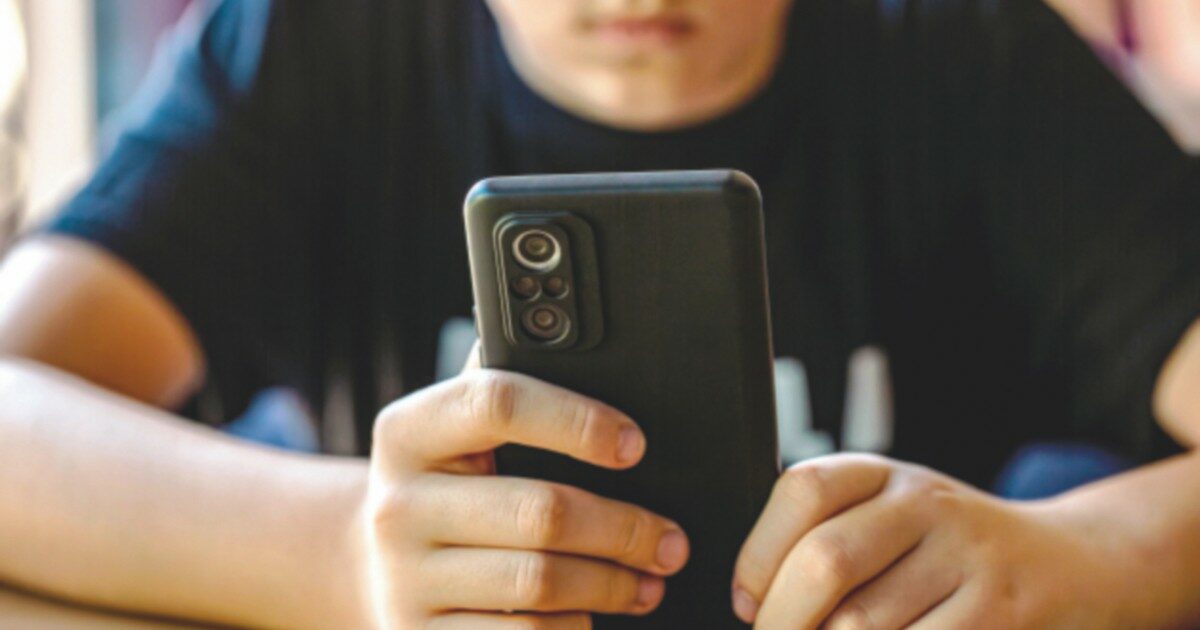 Non è certo vietando l'uso della tecnologia ai ragazzi che la si rende meno pericolosa