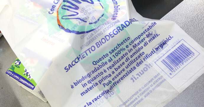 Antitrust multa Novamont-Eni per i sacchetti compostabili: “Accordi con i market hanno escluso altri produttori”