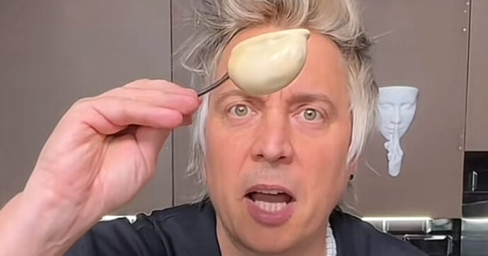 grosso contenitore per liquidi con collo lungo e stretto Spumone al caffè: la ricetta virale con soli 3 ingredienti main image 1