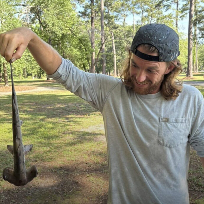 “Stavamo giocando a golf quando uno squalo martello è letteralmente piovuto dal cielo. Non potevamo crederci”: l’incredibile racconto di Jonathan Marlowe