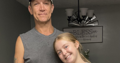 Copertina di Bambina di dieci anni salva la vita al padre dopo un incidente col kayak: l’incredibile storia