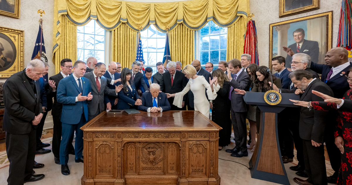 Il leader, Dio e l’esercito: così la tregua tra Israele e Iran esalta il messianesimo guerresco di Trump Il leader, Dio e l’esercito: così la tregua tra Israele e Iran esalta il messianesimo guerresco di Trump