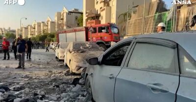 Copertina di Attacco iraniano nella città di Be’er Sheva in Israele: i soccorritori al lavoro tra le macerie – Video