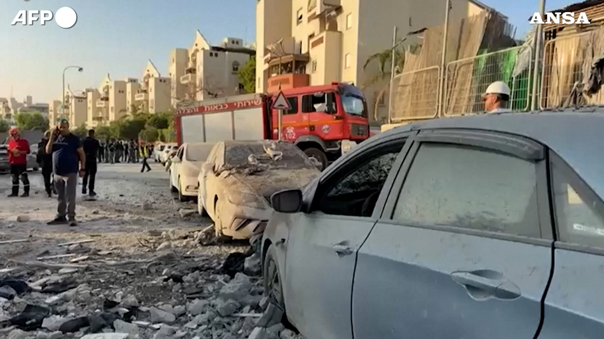 attacco iraniano nella citt224 di be8217er sheva in israele i soccorritori al lavoro tra le macerie 8211 video