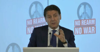 Copertina di Conte all’Aja: “Quando ci chiederanno dove eravamo quando è iniziata la guerra diremo che ci stavamo battendo per la pace”