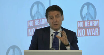 Copertina di Conte all’Aja: “Quando ci chiederanno dove eravamo quando è iniziata la guerra diremo che ci stavamo battendo per la pace”