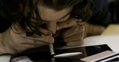 Copertina di Coca e morti record, farmaci tra i giovani