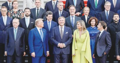Copertina di Vertice Nato all’Aja: Rutte si inchina a Trump che bullizza Sánchez sul riarmo