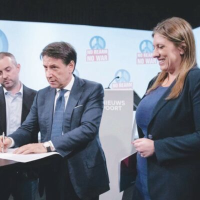 Copertina di “Il riarmo è il suicidio della Ue”: ecco l’Internazionale di Conte